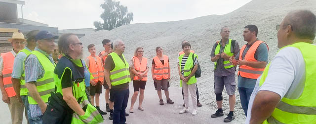 Bild der Besuchsgruppe beim Glasrecycling