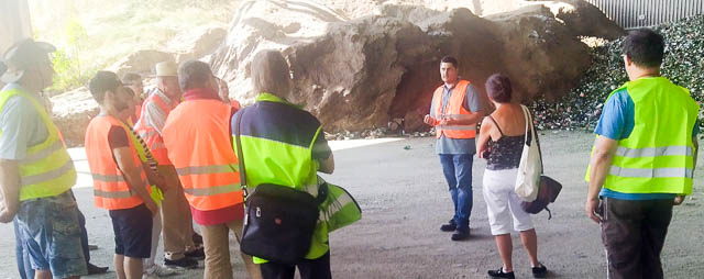 Bild der Besuchsgruppe beim Glasrecycling